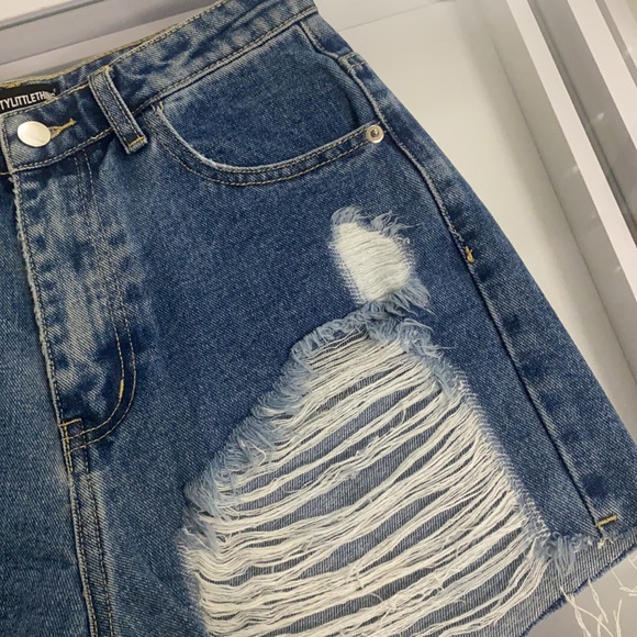 PrettyLittleThing Mom Shorts - Picture 2 of 7